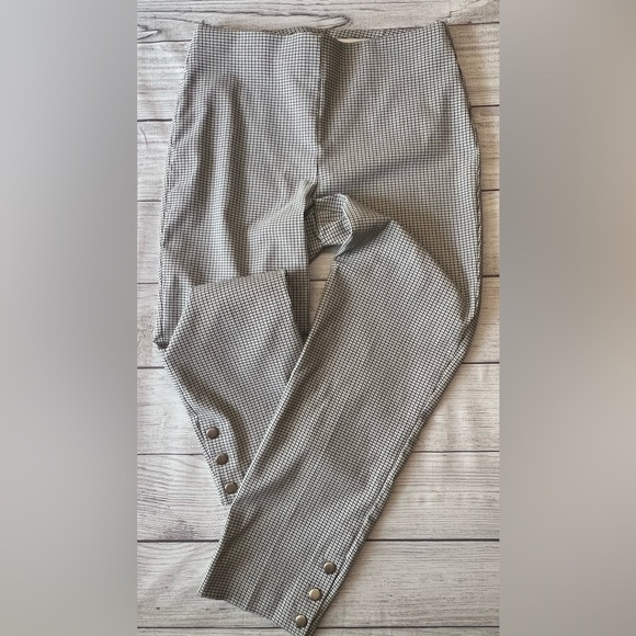 Van Heusen Pants - Van Heusen Stretch Pants Women’s Size 4 Black White Grid Button Hem
